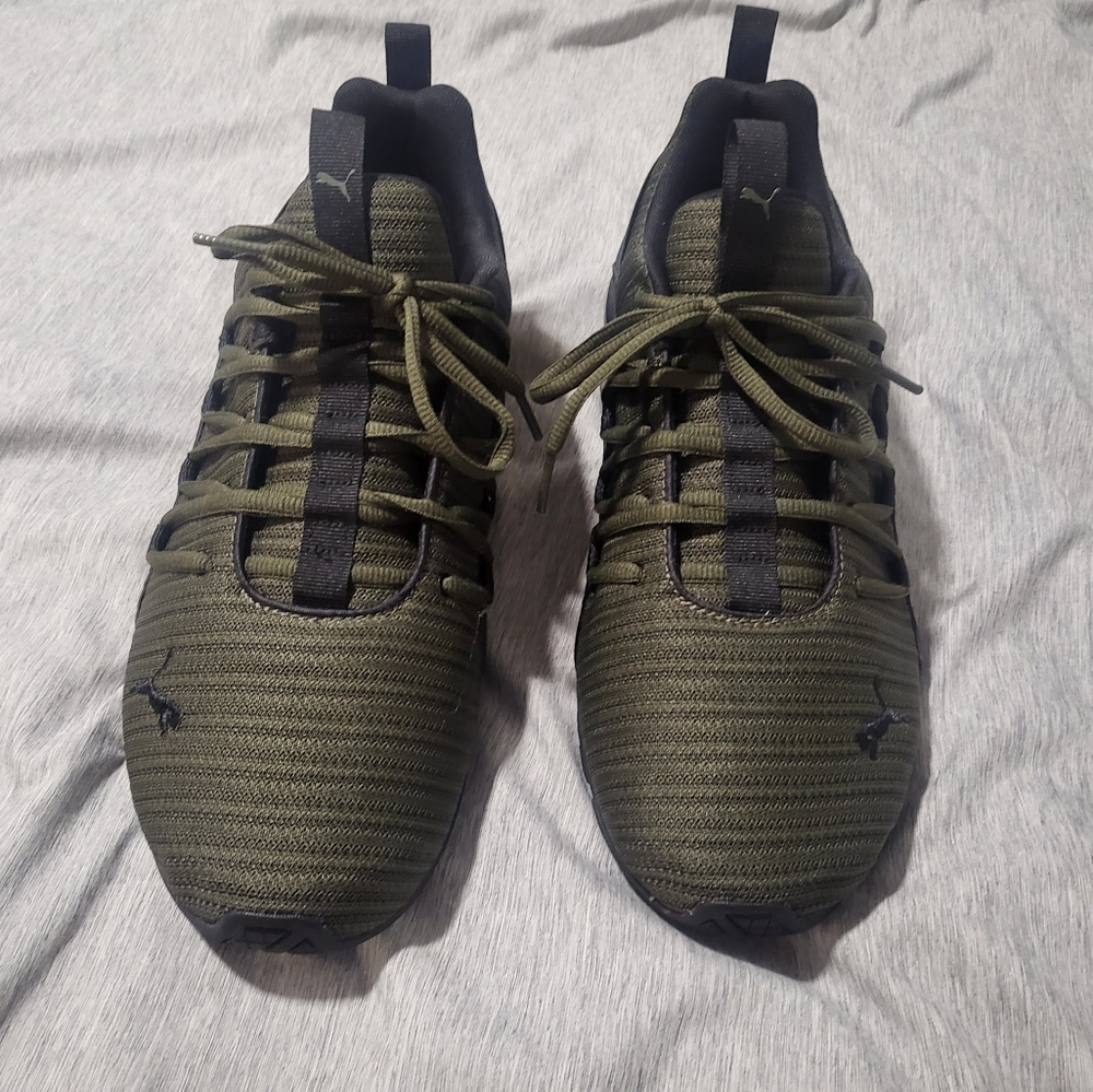 Dark green pumas